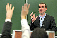 Студенты журфака МГУ заставили Медведева говорить о смерти, революции и возвращении в президенты