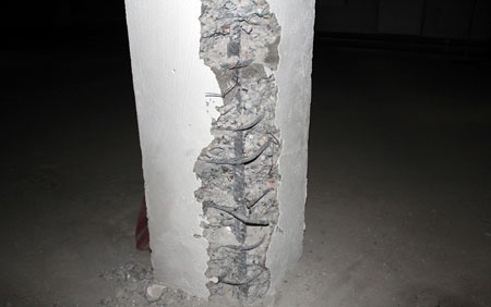 В подвале выявлены места разрушения защитного слоя бетона, с оголением арматуры.