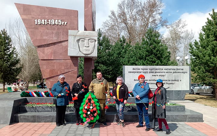 Возложение цветов к памятнику Защитника Отечества